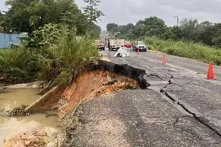 Enorme socavón se abre en carretera de Veracruz; esta sería la vía alterna