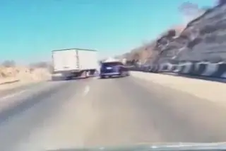 Autos cierran paso a camión de carga para asaltarlo