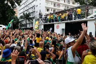 Bolsonaro lidera multitudinaria movilización contra Lula; se defiende de acusaciones de golpismo