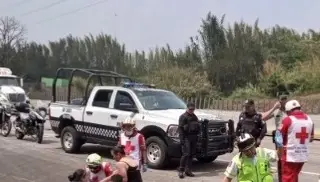 Chocan 3 motocicletas en autopista de Veracruz; reportan 6 heridos 