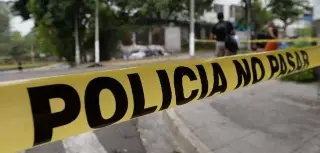 Lanzan bombas molotov al automóvil de director de escuela en Acayucan, Veracruz
