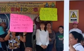 Padres de familia toman escuela en Xalapa; acusan que tienen 6 meses sin maestro 