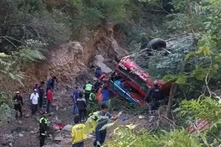 Al menos 6 muertos y 31 heridos deja la caída de un atobús a barranco