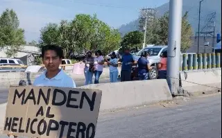 Habitantes de Río Blanco bloquean vialidad; exigen helicóptero para sofocar incendio forestal