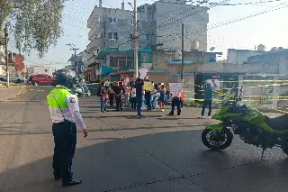 Manifestantes cierran avenida en Xalapa. Tome precauciones 
