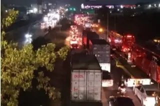 Se registra caos vial en avenida Rafael Cuervo de Veracruz; es por esta razón 