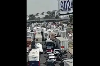 Bloquean autopista México-Querétaro; piden entrega del cuerpo de víctima de accidente