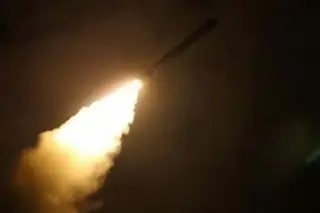 Israel lanza misiles contra Irán en represalia por ataque, según funcionarios de EU