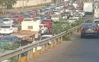 Tránsito pesado en carretera Veracruz-Xalapa, precaución