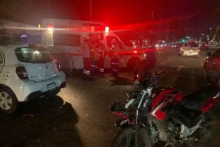 Moto y auto se estrellan en centro de Veracruz