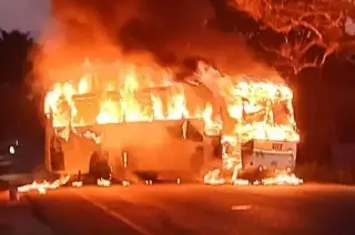 Sujetos armados queman varios vehículos en Cárdenas, Tabasco