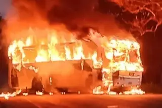 Sujetos incendian autobús en Tabasco; madre muere calcinada al salvar a su hijo
