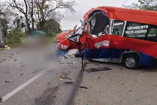 Deja un muerto y 7 heridos choque de microbus y autobús en carretera Villahermosa-Teapa