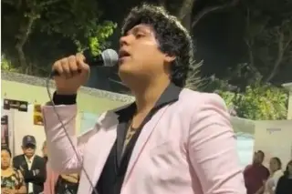 Joven sorprende al cantar idéntico a José José en Xalapa (+video) 