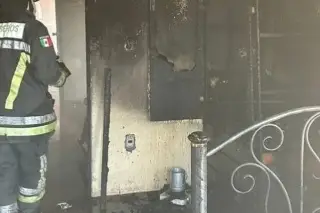 Se registra fuerte incendio al interior de una casa; reportan 2 heridos 