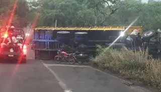 Vuelca camión cañero en carretera de Veracruz