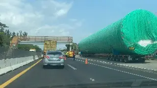 Realizan maniobras para trasladar tanques de planta cervecera, hay tráfico lento en autopista de Veracruz 