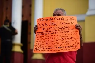 Maestro inicia huelga de hambre en Plaza Lerdo para exigir pago de seguro institucional