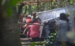 Policías antimotines desalojan predio en Coatepec, después de 15 intentos