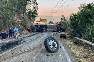 Al menos 14 muertos y 31 heridos por volcadura de camión de pasaje en Malinalco