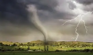Múltiples tornados causan destrucción en Oklahoma, EU; hay al menos 2 muertos 