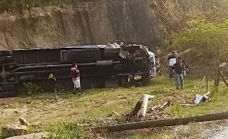 Continúan hospitalizadas 19 personas tras volcadura de autobús en Papantla