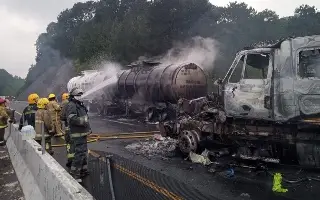Liquidan incendio de tráileres en autopista de Veracruz