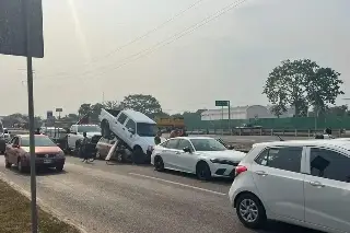 Carambola entre 6 autos en carretera deja tres lesionados