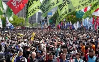 Trabajadores y activistas en Asia y Europa piden más derechos laborales en marchas del 1 de Mayo