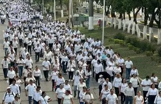 Más de 2 mil trabajadores desfilan en Poza Rica, Veracruz 
