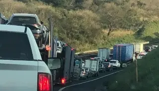 Se registra carga vial en autopista de Veracruz; reportan hasta 16 kilómetros de fila 