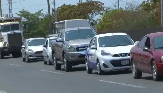Reportan 4 km de fila de autos en autopista de Veracruz