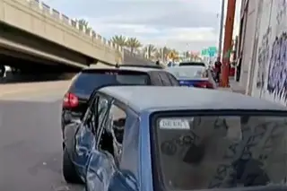 Chofer convulsiona al volante y provocando daños a 5 vehículos