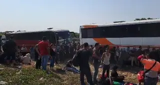 Abandonan a más de 400 migrantes hacinados en autobuses en Veracruz 