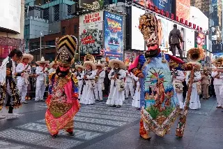 Mexicanos bailan y muestran el orgullo por sus costumbres en el corazón de Times Square