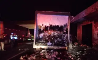 Arde camión de carga en la autopista Orizaba-Puebla