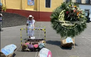 Con arreglo floral y máquina de escribir, recuerdan a periodistas asesinados en Veracruz