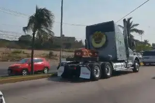 Féretro en Veracruz es cargado por tráiler; una caravana de tractocamiones lo seguía (+ video)