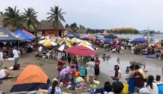 'Exagera mucho el calor': Turistas se quejan de altas temperaturas en el puerto de Veracruz