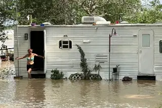 Rescatan a cientos de personas de inundaciones en Texas; se esperan más lluvias