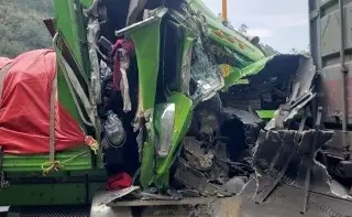 Se registra fuerte accidente entre tráileres en autopista de Veracruz 