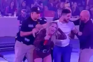 María José es agredida por fanático durante concierto (+video)