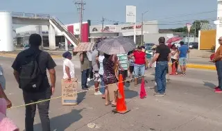 Vecinos bloquean carretera al sur de Veracruz; esto exigen 