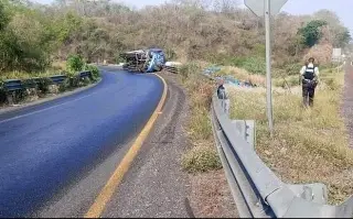 Se registra aparatosa volcadura de trailer en autopista de Veracruz; hay un muerto 