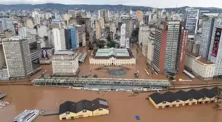 Trasladan a más de mil presos por inundación en una cárcel por lluvias en Brasil 