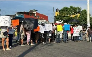 Habitantes de 3 colonias de Xalapa bloquean calles tras 15 días sin agua