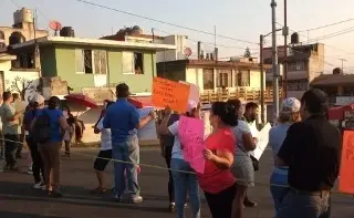 Habitantes de 3 colonias de Xalapa bloquean calles tras 15 días sin agua