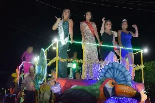 Reinas de Miss Earth participan en el desfile de la Feria de la Piña en Isla, Veracruz 