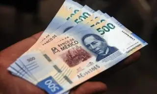 Valor de las remesas cae 15% en México por el fenómeno del 'superpeso' y la inflación