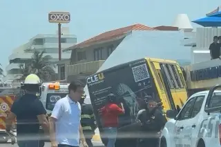 Camión se estampa contra universidad en Veracruz; hay pasajeros lesionados 